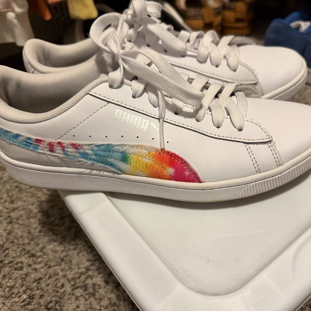 PUMA Sneakers white leather with Rainbow design. Size 8. Excellent Condition